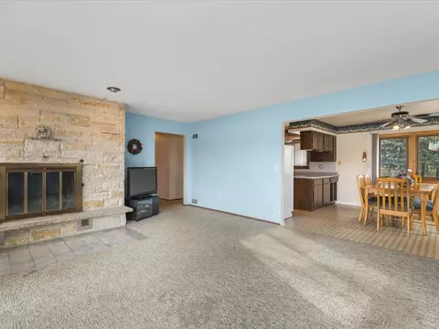 Living - 840 Breckenboro Dr, Lake Summerset, IL 61019 photo 3 of 7