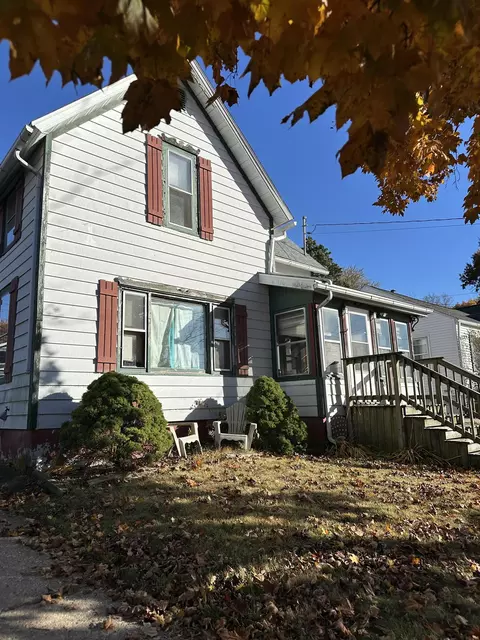 804 N 4th St, Savanna, IL 61074