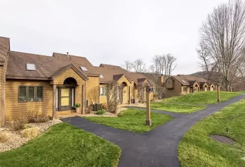 7 Creekwood, Galena, IL 61036