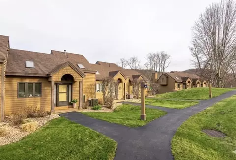 7 Creekwood, Galena, IL 61036