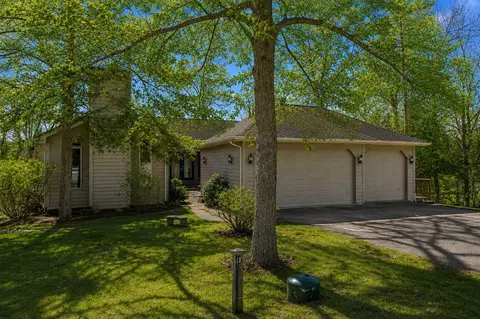 18 Colony Ln, Galena, IL 61036