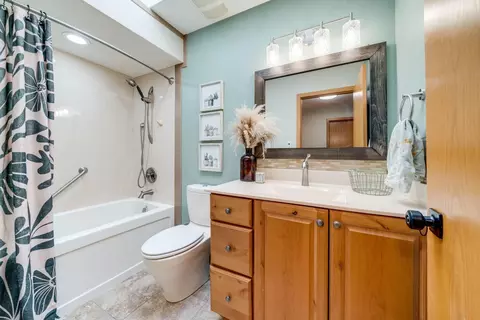 Bath - 5115 E Hamlet Cir, Byron, IL 61010 photo 1 of 4