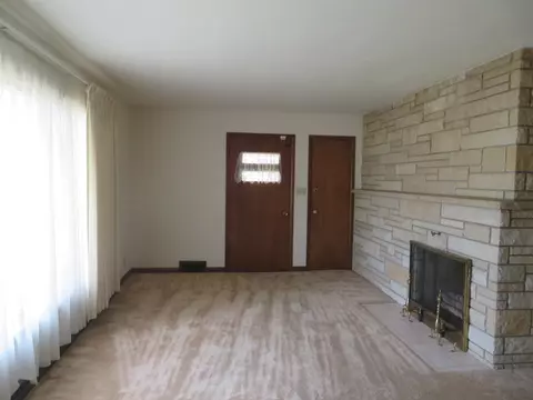 Living - 1541 La Cresta, Freeport, IL 61032 photo 3 of 6