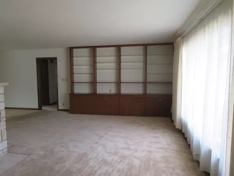 Living - 1541 La Cresta, Freeport, IL 61032 photo 1 of 6