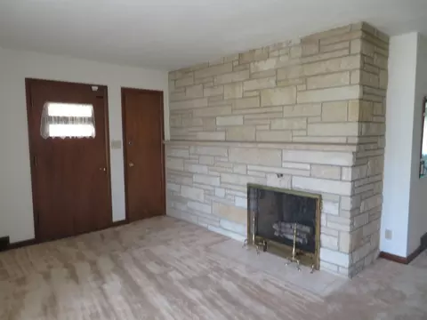 Living - 1541 La Cresta, Freeport, IL 61032 photo 2 of 6