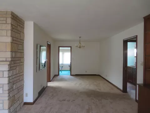 Living - 1541 La Cresta, Freeport, IL 61032 photo 4 of 6