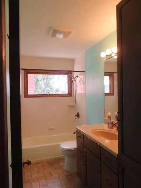 Bath - 1541 La Cresta, Freeport, IL 61032 photo 1 of 1
