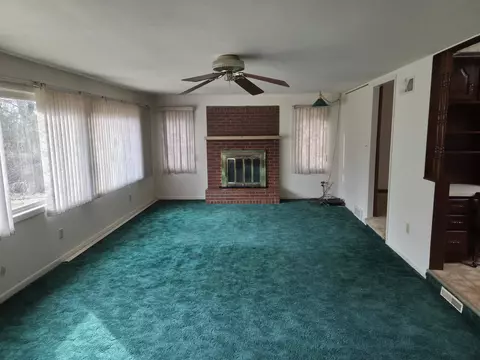 Living - 1541 La Cresta, Freeport, IL 61032 photo 5 of 6