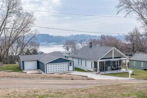 3215 Garfield St, Clinton, IA 52732