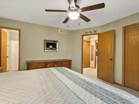 Bedroom - 6609 Sawmill Dr, Roscoe, IL 61073 photo 3 of 7