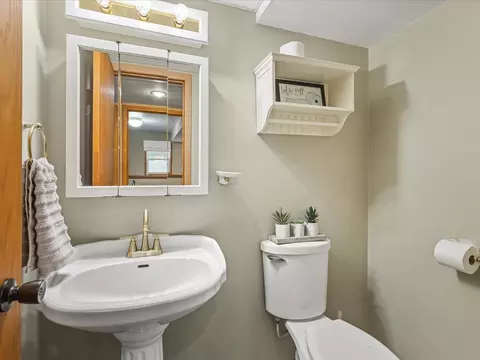 Bath - 6609 Sawmill Dr, Roscoe, IL 61073 photo 3 of 3