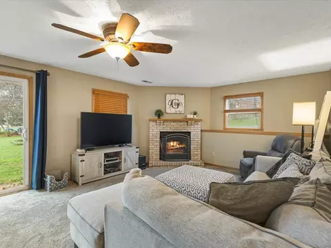 Living - 6609 Sawmill Dr, Roscoe, IL 61073 photo 3 of 4