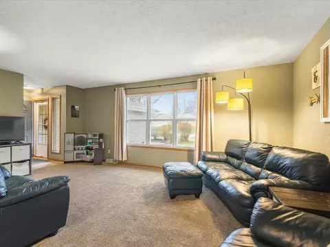 Living - 6609 Sawmill Dr, Roscoe, IL 61073 photo 2 of 4