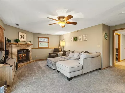 Living - 6609 Sawmill Dr, Roscoe, IL 61073 photo 4 of 4