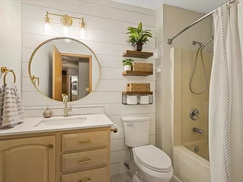 Bath - 6609 Sawmill Dr, Roscoe, IL 61073 photo 2 of 3