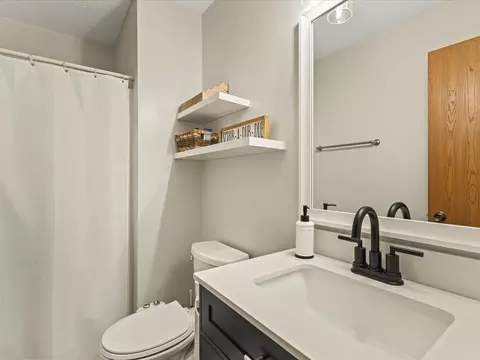 Bath - 6609 Sawmill Dr, Roscoe, IL 61073 photo 1 of 3