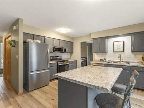 Kitchen - 6609 Sawmill Dr, Roscoe, IL 61073 photo 4 of 5