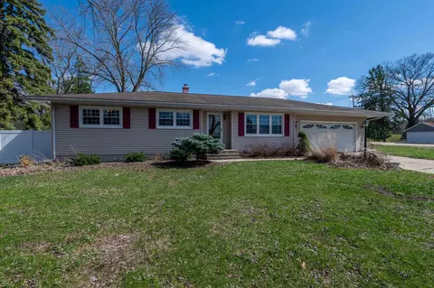 1018 Tee St, Dixon, IL 61021