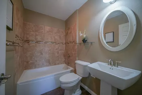 Bath - 711 Taylor St, Pecatonica, IL 61063 photo 1 of 4