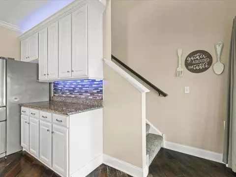 Kitchen - 342 Comstock Dr, Elgin, IL 60124 photo 9 of 10