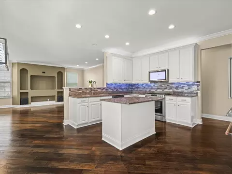 Kitchen - 342 Comstock Dr, Elgin, IL 60124 photo 5 of 10