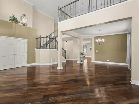 Living - 342 Comstock Dr, Elgin, IL 60124 photo 2 of 9