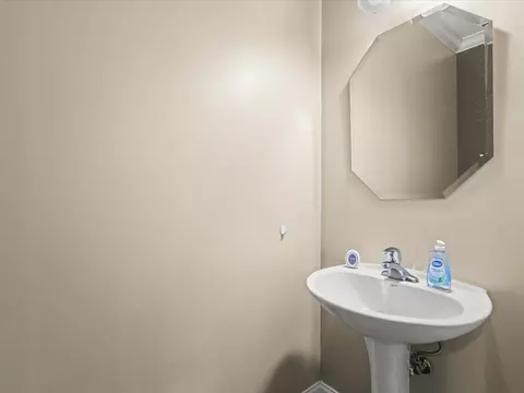 Bath - 342 Comstock Dr, Elgin, IL 60124 photo 1 of 6