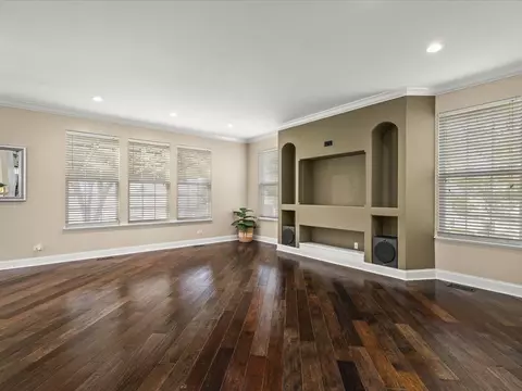 Living - 342 Comstock Dr, Elgin, IL 60124 photo 7 of 9