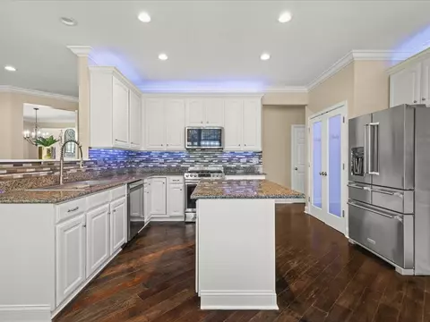 Kitchen - 342 Comstock Dr, Elgin, IL 60124 photo 2 of 10