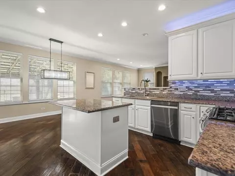 Kitchen - 342 Comstock Dr, Elgin, IL 60124 photo 7 of 10
