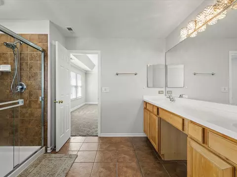 Bath - 342 Comstock Dr, Elgin, IL 60124 photo 4 of 6