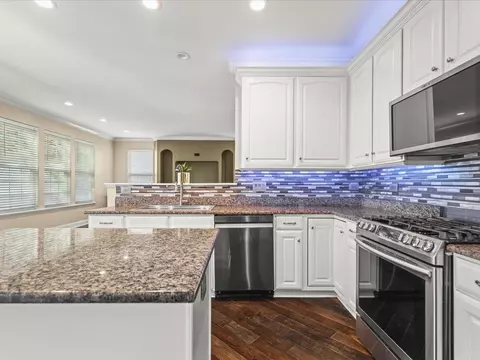 Kitchen - 342 Comstock Dr, Elgin, IL 60124 photo 6 of 10