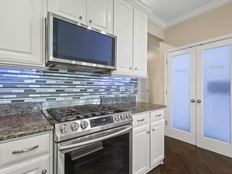 Kitchen - 342 Comstock Dr, Elgin, IL 60124 photo 8 of 10