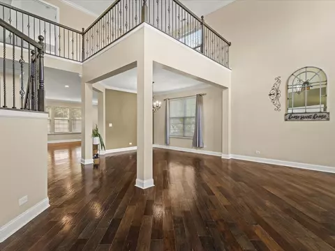 Living - 342 Comstock Dr, Elgin, IL 60124 photo 4 of 9