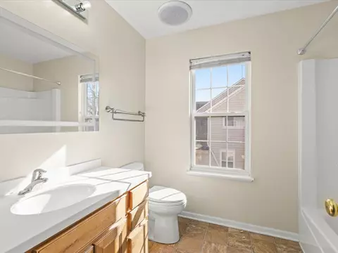 Bath - 342 Comstock Dr, Elgin, IL 60124 photo 5 of 6