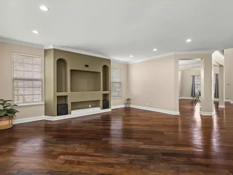 Living - 342 Comstock Dr, Elgin, IL 60124 photo 3 of 9