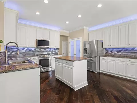 Kitchen - 342 Comstock Dr, Elgin, IL 60124 photo 4 of 10