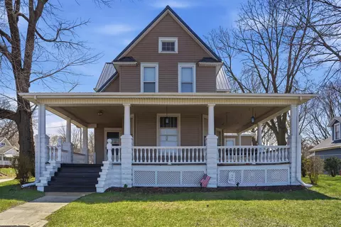 324 E 2nd St, Dixon, IL 61021