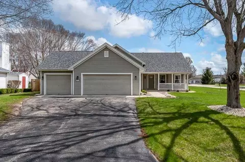8311 Woodbridge Ln, Machesney Park, IL 61115