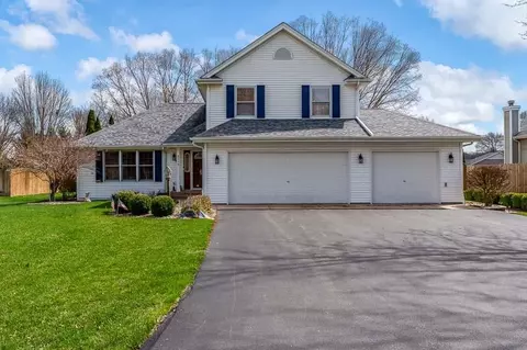 8319 Woodbridge Ln, Machesney Park, IL 61115