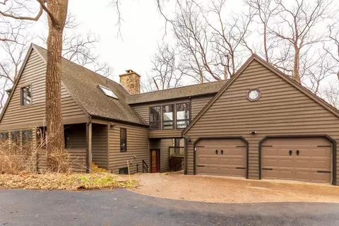 16 Hawthorn Ln, Galena, IL 61036