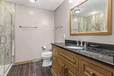 Bath - 6990 Skyview Trl, Roscoe, IL 61073 photo 2 of 4