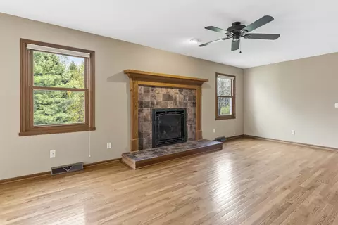 Living - 6990 Skyview Trl, Roscoe, IL 61073 photo 2 of 6