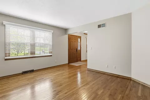 Living - 6990 Skyview Trl, Roscoe, IL 61073 photo 4 of 6