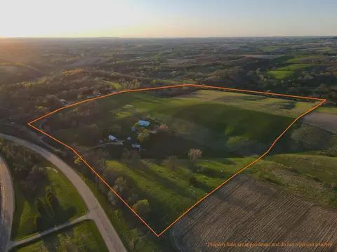 15700 N Imbus Ln, East Dubuque, IL 61025