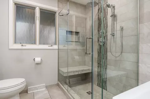 Bath - 7834 Northgate Rd, Roscoe, IL 61073 photo 2 of 5