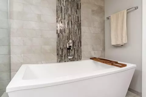 Bath - 7834 Northgate Rd, Roscoe, IL 61073 photo 3 of 5