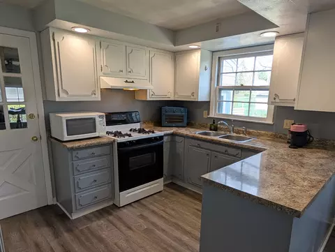 1437 S Walnut Ave, Freeport, IL 61032 photo 6
