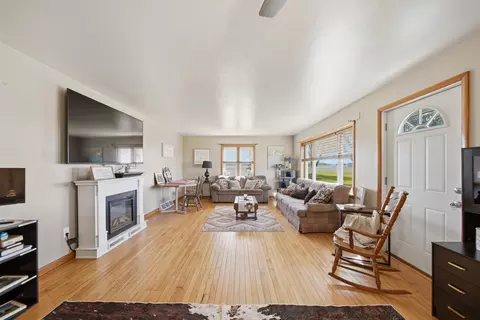 Living - 17870 Clover Rd, Morrison, IL 61270 photo 2 of 3
