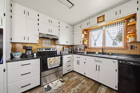 Kitchen - 17870 Clover Rd, Morrison, IL 61270 photo 1 of 3
